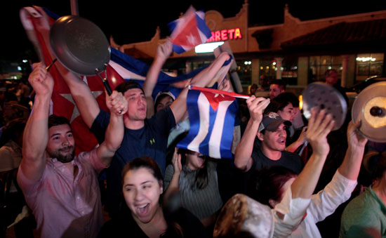 آلاف الكوبيين يحتفلون فى شوارع ميامى بنبأ وفاة قيدل كاسترو (2)