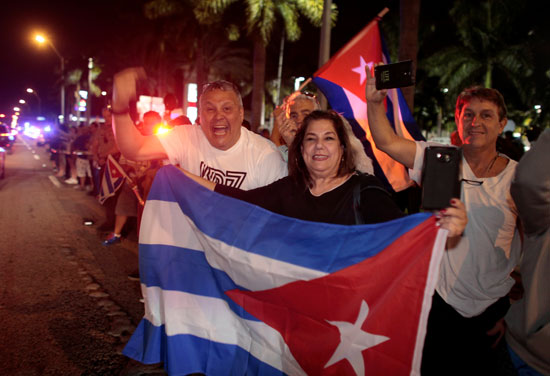 آلاف الكوبيين يحتفلون فى شوارع ميامى بنبأ وفاة قيدل كاسترو (9)