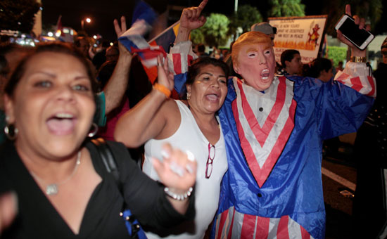 آلاف الكوبيين يحتفلون فى شوارع ميامى بنبأ وفاة قيدل كاسترو (12)