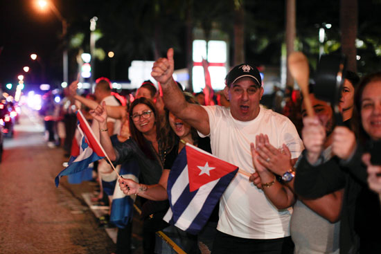 آلاف الكوبيين يحتفلون فى شوارع ميامى بنبأ وفاة قيدل كاسترو (5)