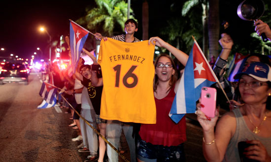 آلاف الكوبيين يحتفلون فى شوارع ميامى بنبأ وفاة قيدل كاسترو (7)
