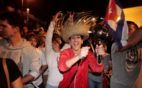 آلاف الكوبيين يحتفلون فى شوارع ميامى بنبأ وفاة قيدل كاسترو (31)