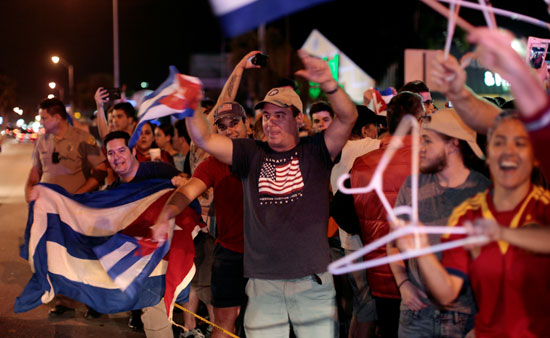 آلاف الكوبيين يحتفلون فى شوارع ميامى بنبأ وفاة قيدل كاسترو (3)