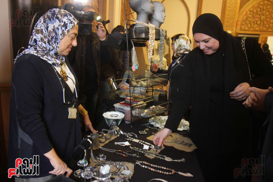 تبادل حركة البيع داخل معرض إشترى مصرى بوزارة الخارجية