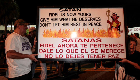 آلاف الكوبيين يحتفلون فى شوارع ميامى بنبأ وفاة قيدل كاسترو (28)