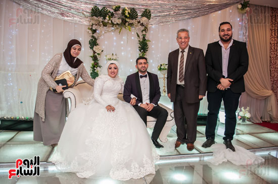  الدكتور محمد اليمانى مع العروسين 