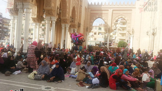 توافد المواطنين على ساحة البدوى يوم الجمعة