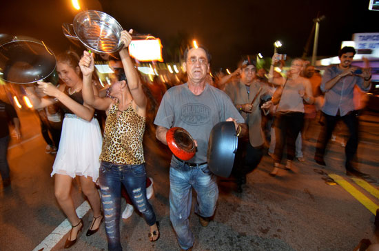آلاف الكوبيين يحتفلون فى شوارع ميامى بنبأ وفاة قيدل كاسترو (21)