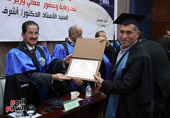  الدكتور يحيى عبد الغنى يسلم شهادة تخرج