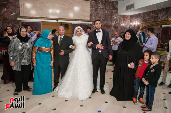  العروسان مع عائلتهما 
