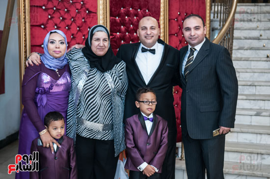  الزميلان أيمن ورامى رمضان مع والدتهما والعائلة 