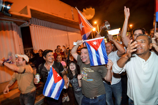 آلاف الكوبيين يحتفلون فى شوارع ميامى بنبأ وفاة قيدل كاسترو (22)