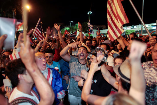 آلاف الكوبيين يحتفلون فى شوارع ميامى بنبأ وفاة قيدل كاسترو (10)