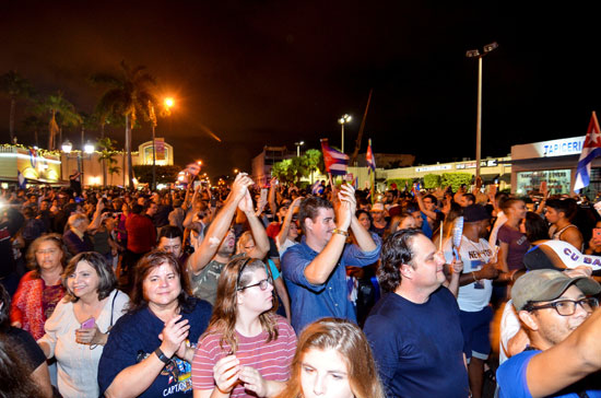 آلاف الكوبيين يحتفلون فى شوارع ميامى بنبأ وفاة قيدل كاسترو (24)
