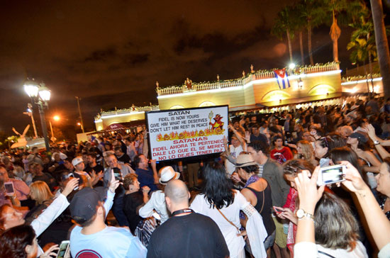 آلاف الكوبيين يحتفلون فى شوارع ميامى بنبأ وفاة قيدل كاسترو (20)