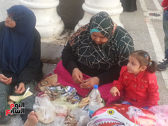 الزوار يتناولون الاسماك المملحة فى ساحة البدوي
