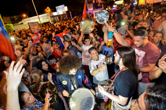 آلاف الكوبيين يحتفلون فى شوارع ميامى بنبأ وفاة قيدل كاسترو (23)