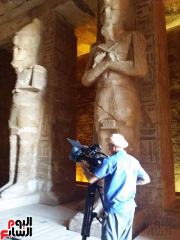 وفد التليفزيون البريطانى يصور مدخل معبد أبوسمبل 