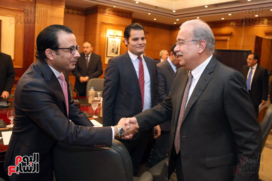 رئيس الوزراء مع دندراوى الهوارى رئيس التحرير التنفيذى لليوم السابع