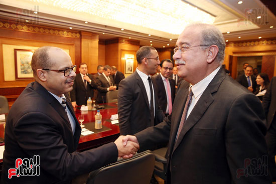 رئيس الوزراء مع الزميل أكرم القصاص رئيس التحرير التنفيذى لليوم السابع