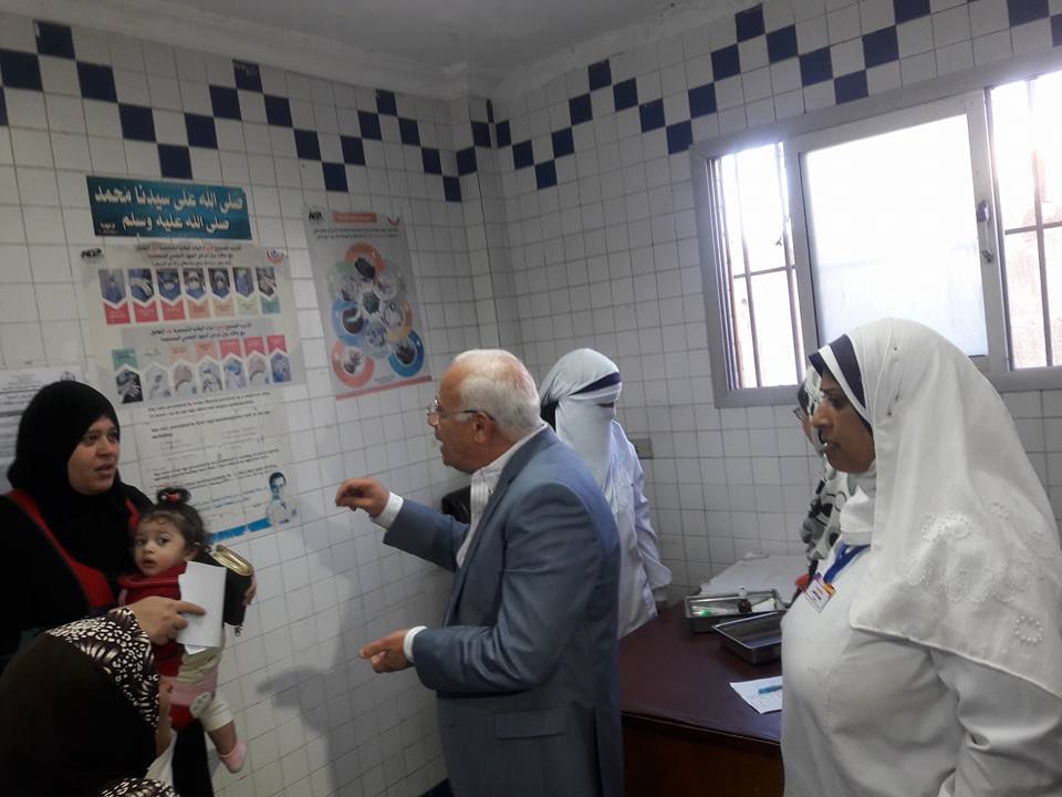 محافظ بورسعيد يلتقي بالمرضي في مستشفي الحميات