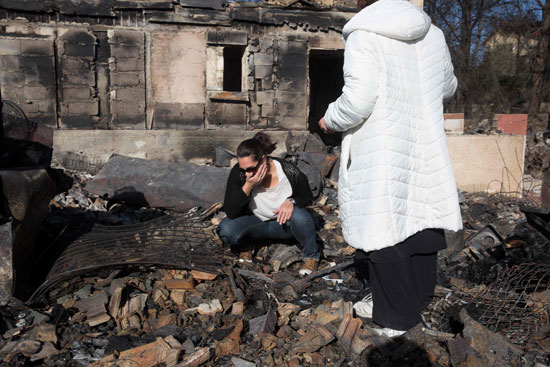 إسرائيلية تتحصر على منزلها الذى التهمته الحرائق