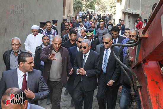 وزير الصناعة محافظ القاهرة يشاهد هدم مدابغ مصر القديمة (31)