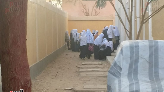 طالبات المدرسة أسفل السور قبل طابور الصباح 