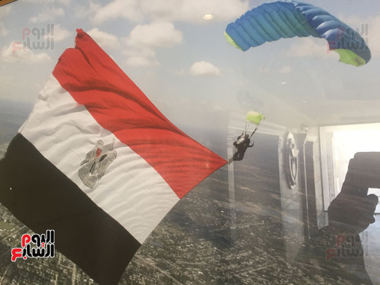جندى مظلات يحمل علم مصر