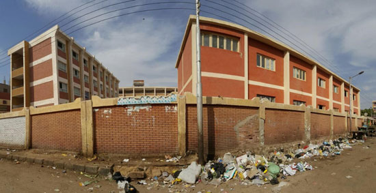 انتشار-القمامة-حول-احدى-المدارس