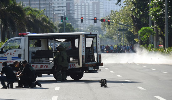 الحماية المدنية فى الفلبين تفجير طردا مشبوها