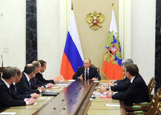  الرئيس الروسي يرأس اجتماعا مع أعضاء مجلس الأمن في الكرملين في موسكو