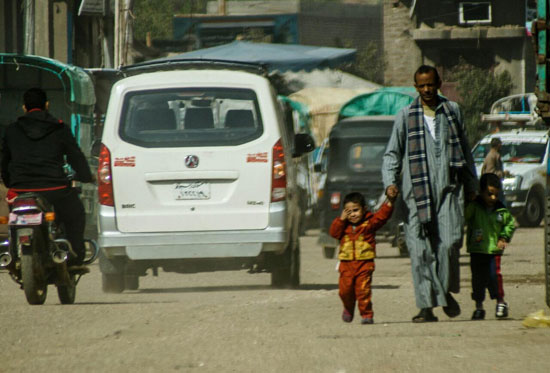 طفل-بصحبة-والده-يتضرر-من-الأتربة