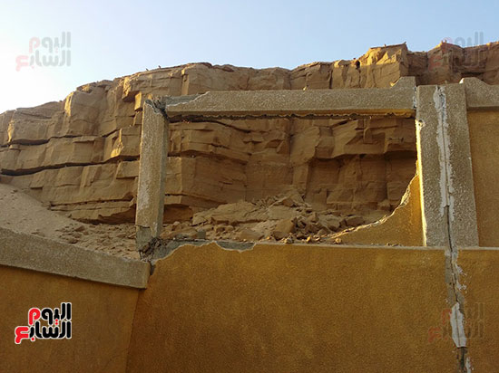 الكتلة الصخرية تحطم السور الغربى بالمدرسة 