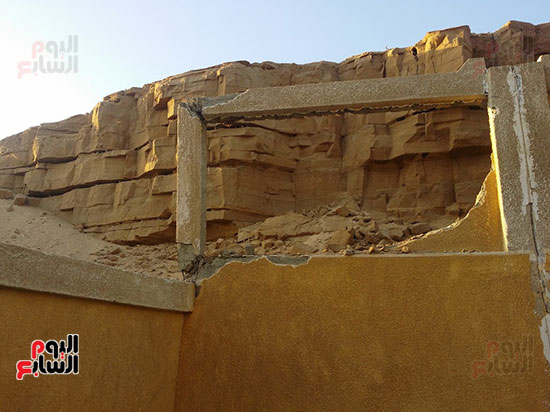 سور مدرسة الشيخ حمد المنهار بسبب الكتلة الجبلية 