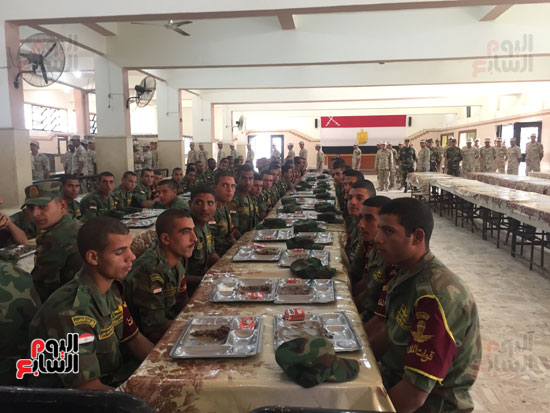 جنود المظلات فى الميس لتناول وجبة الافطار