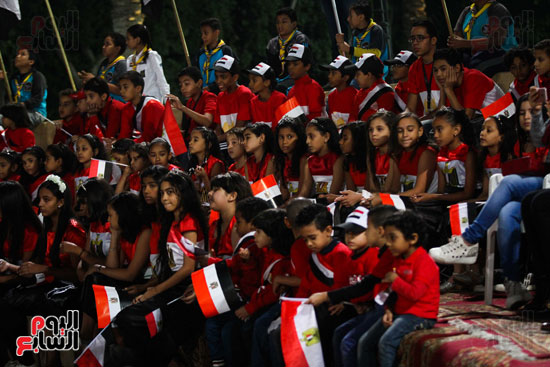صورة للأطفال حاملي أعلام مصر في الاحتفال