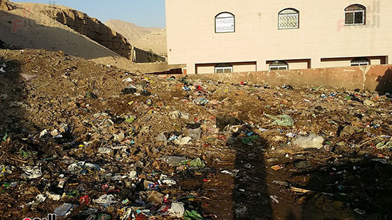القمامة تحاصر مبنى الوحدة الصحية 