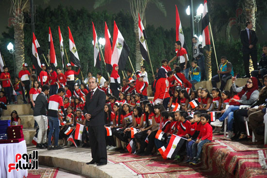  صورة للأطفال حاملي أعلام مصر في الاحتفال