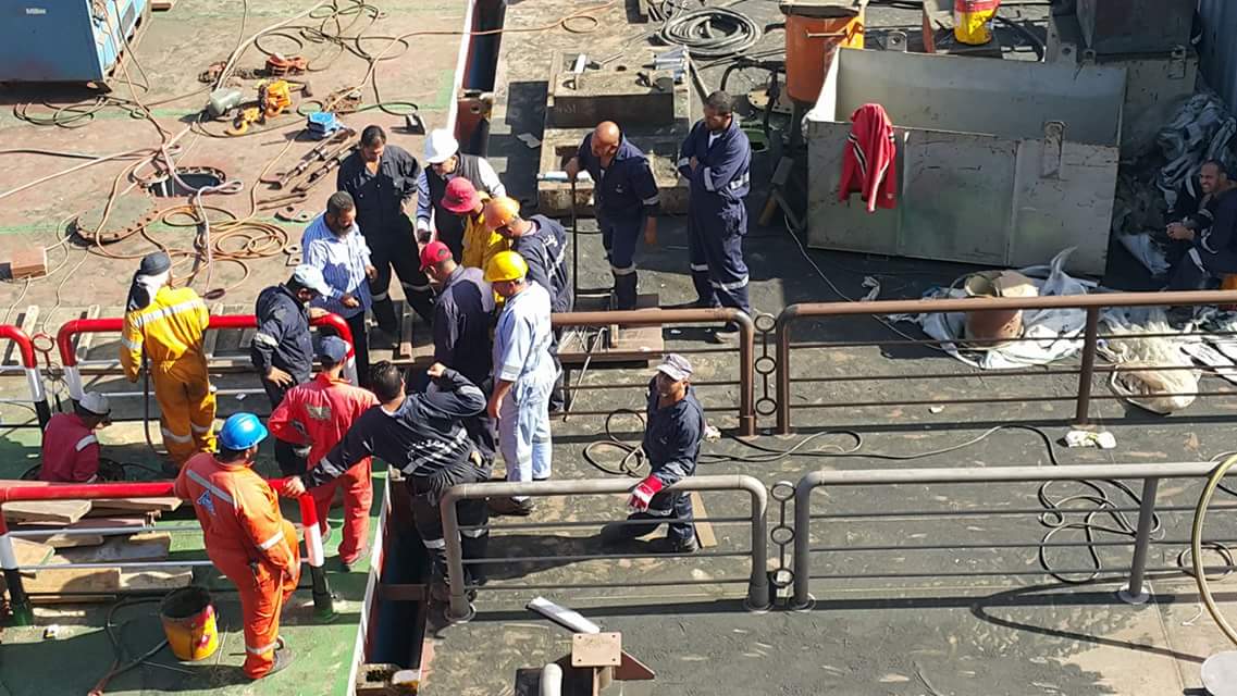عمال ترسانة بورسعيد البحرية اثناء عملية التجميع