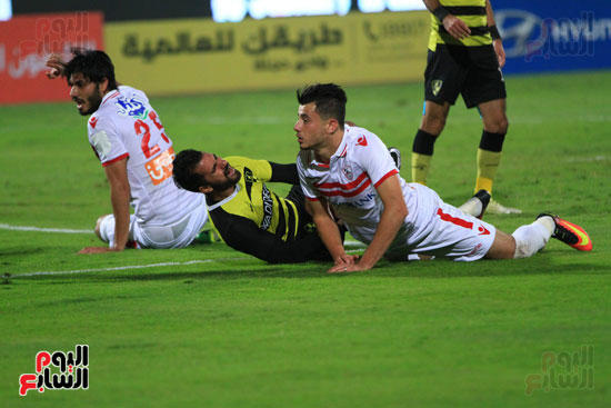   محمود حمدي الونش يسقط على الأرض مع لاعب دجلة