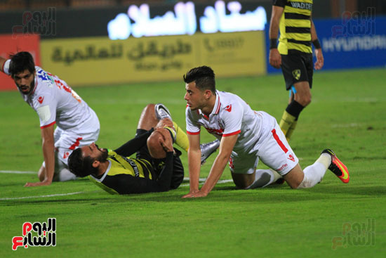   محمود حمدي الونش ساقط علي الأرض مع لاعب دجلة