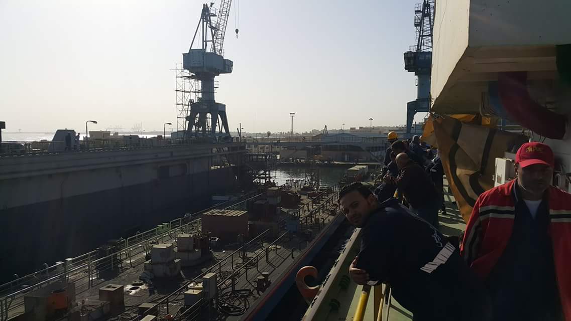 عمال ترسانة بورسعيد البحرية اثناء تجميع البنتونات