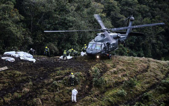 انتشال ضحايا الطائرة المنكوبة فى كولومبيا
