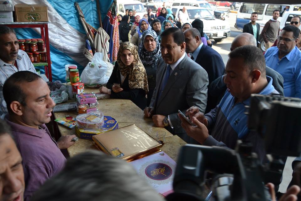 محافظ الغربية يتابع بيع السلع الغذائية فى منفذ شارع الجيش بطنطا