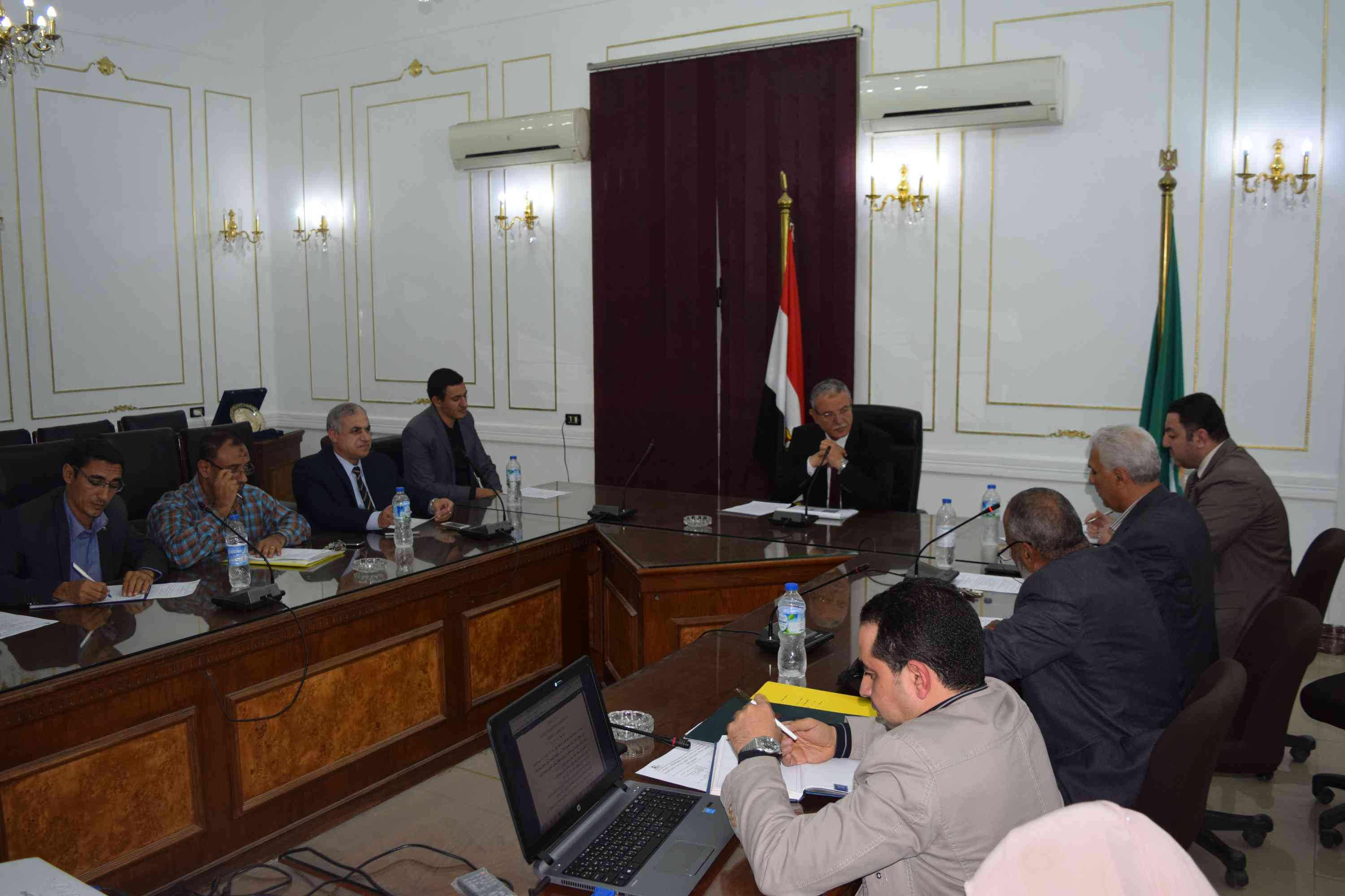 عصام البديوى محافظ المنيا  خلال الاجتماع مع أعضاء لجنة العشوائيات