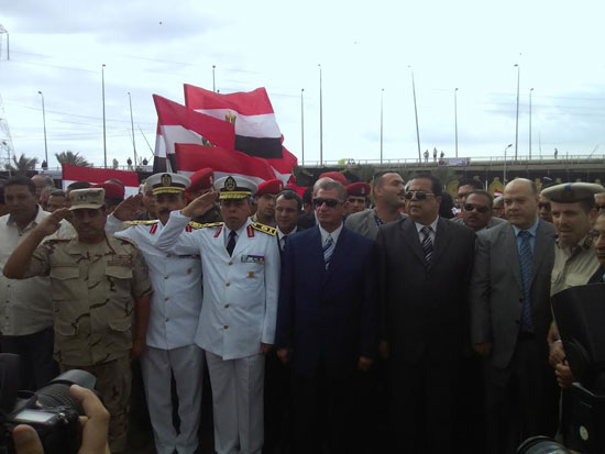 محافظ كفر الشيخ وقائد القوات البحرية بالنصب التذكاري