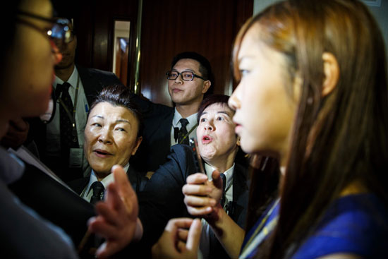 جانب من العنف داخل برلمان هونج كونج