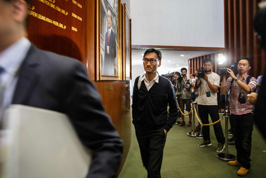 لحظة دخول أحد النواب المعارضين إلى برلمان هونج كونج