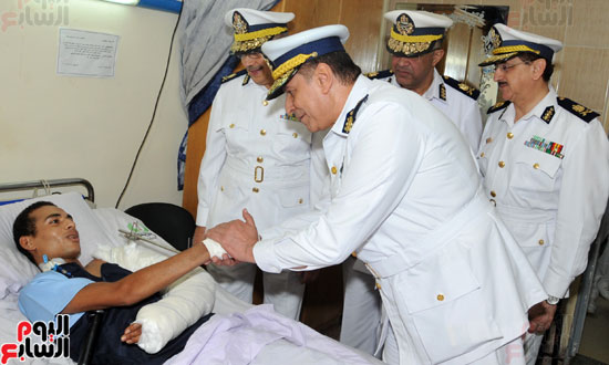 عدد من قيادات وزارة الداخلية يزورون مستشفى المعادى العسكرى